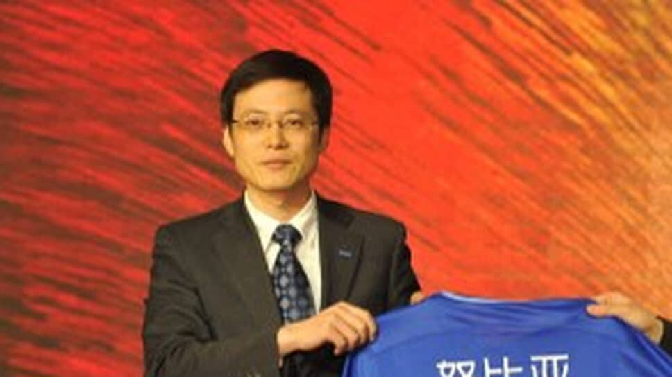 Фото: Liu jianmin / Imaginechina / Imaginechina / AFP📷СЕО компании ZTE Ни Фэй (справа) и глава Китайской футбольной суперлиги (CSL) Лю Цзюнь