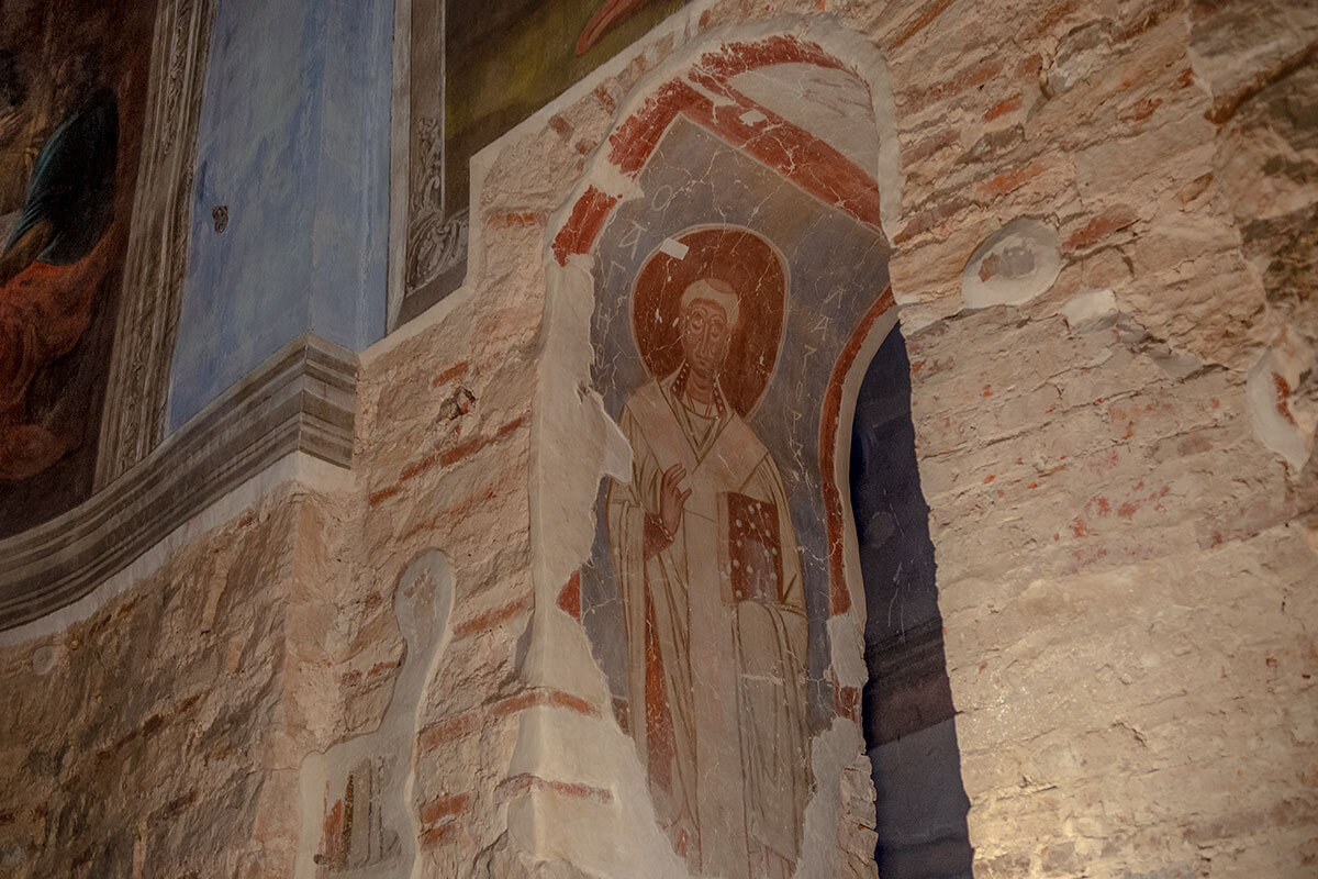 В алтаре сохранились фрески со святыми епископами и Лазарем Четверодневным