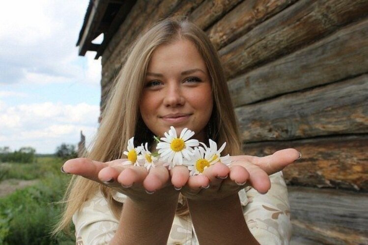 - И что? Вот буду стоять и смотреть на красоту твою? ) А мне ворота править и коня ковать. Ты рубахи мои постирала? Я жарким днем по пять рубах в день меняю и ключевой холодной дюжину ведер на себя. Ромашки тут у нее, понимаешь... И нечего тут плакать... А ромашки красивые... Разбросала... Соберу... Лепесточек к лепесточку... Эх... что ж я за дурак то... девку обидел... старалась... и мне ночью придется постараться... авось простит ) 