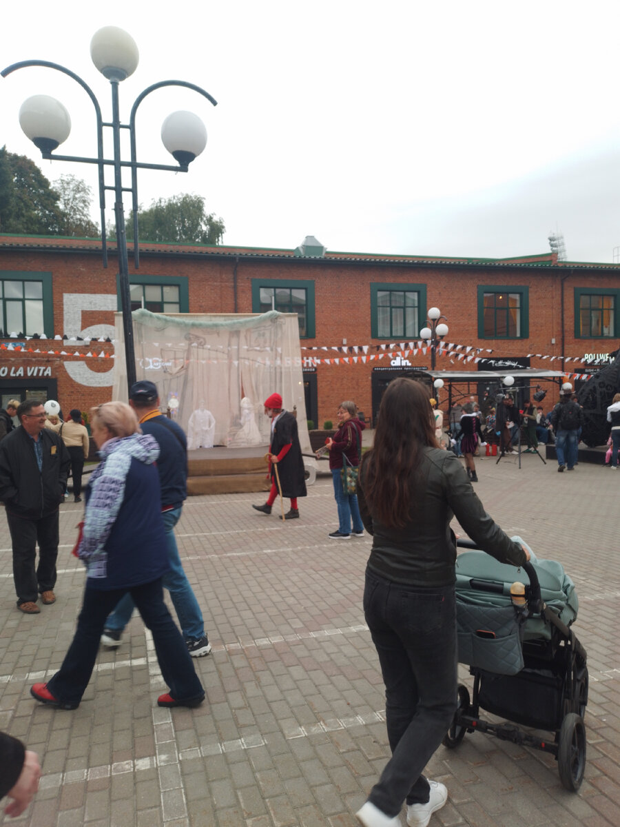 Нашему городу -877, но он  как всегда молод, красив, хорош собой, да ещё в в полном расцвете сил, радует своих жителей и гостей, историческими  памятниками, итересными музеями, замечательными...-66