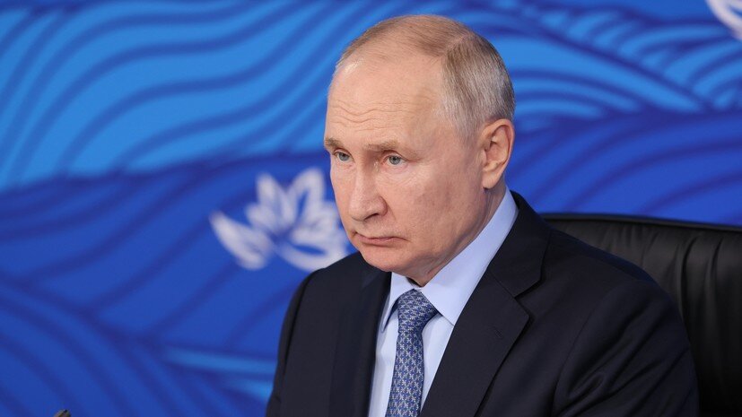   AP Mikhail Metzel, Sputnik, Kremlin Pool