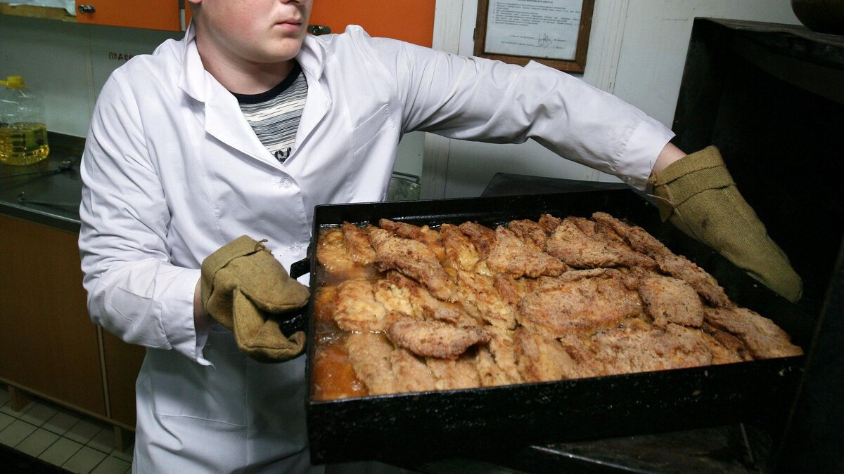    Противень будет блестеть: так опытные хозяйки справляются с нагаром © РИА Новости | Виталий Аньков