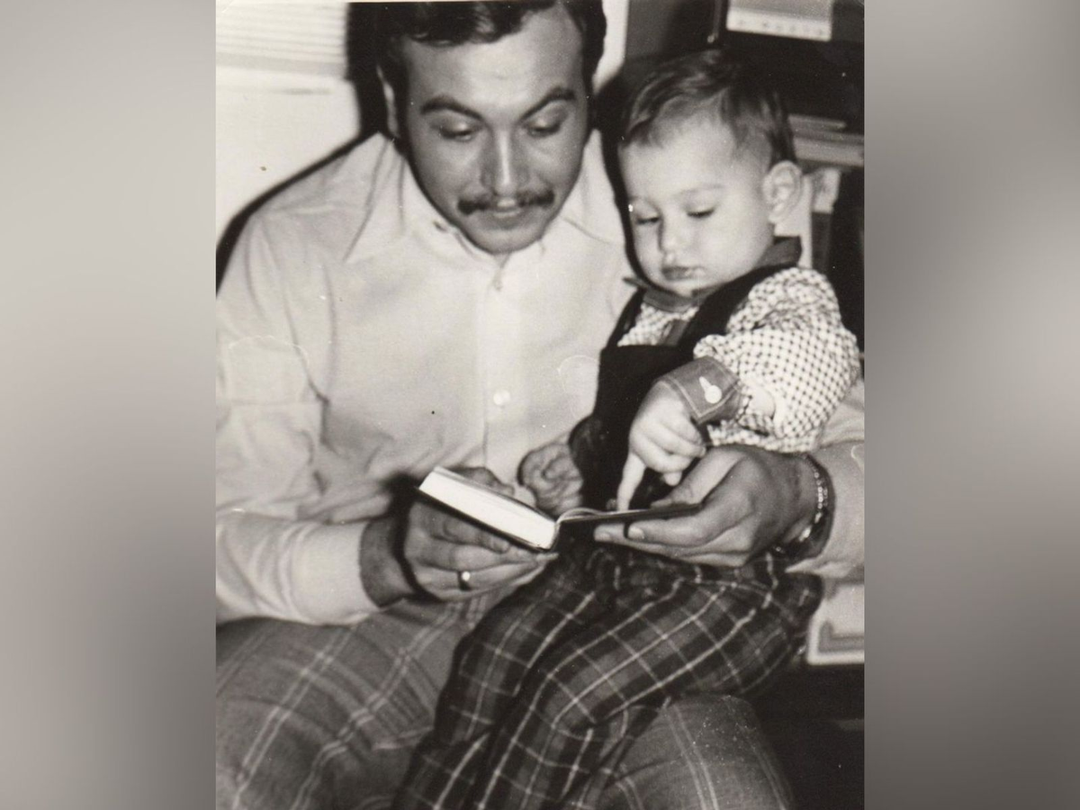 Слепаков в детстве с отцом. Фото с сайта uznayvse.ru