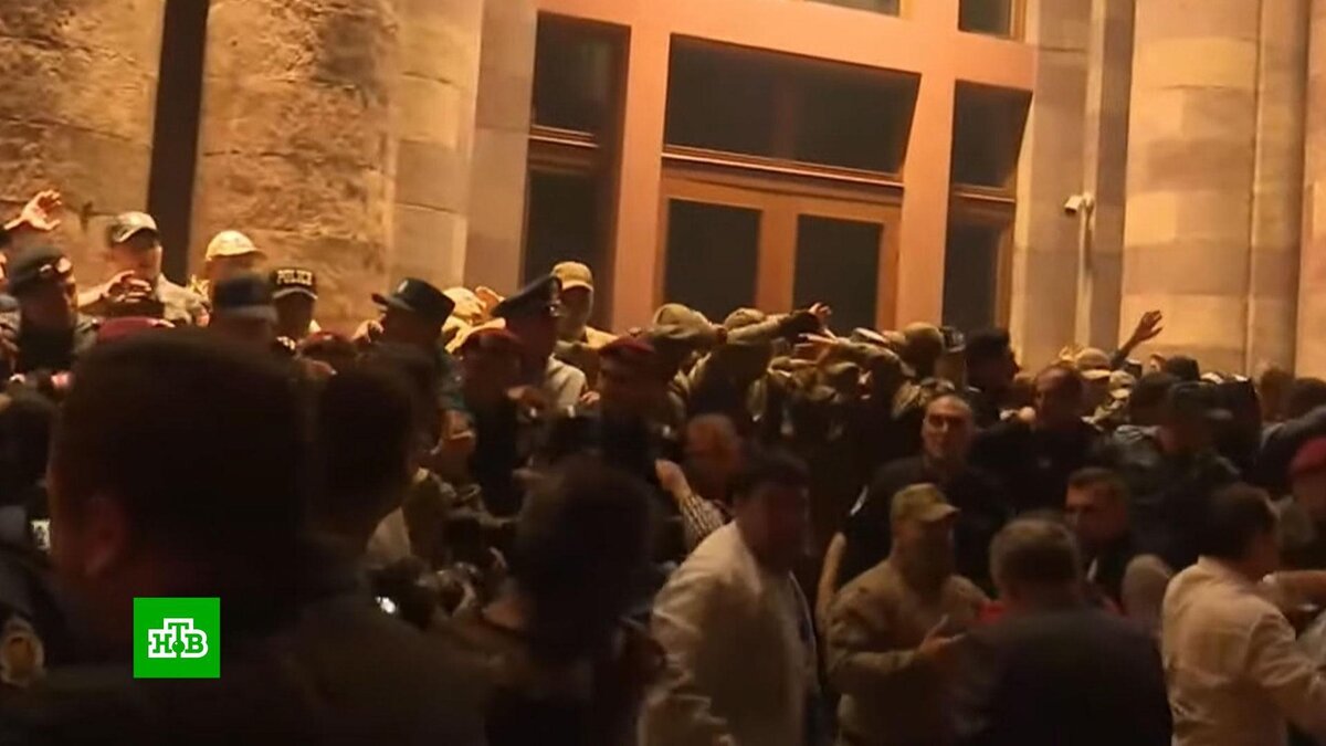    В центре Еревана продолжается митинг