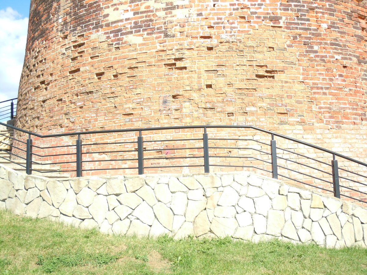 Ну вот, оползень около Северной башни, т. е. рядом с фуникулёром. Фото из репортажа с сайта NN.-28