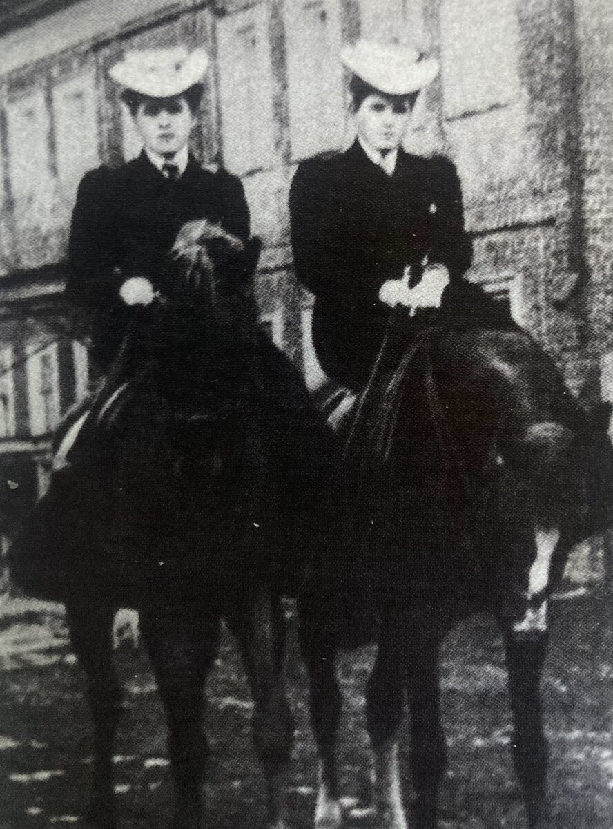 Вера Мухина ( справа) с сестрой.