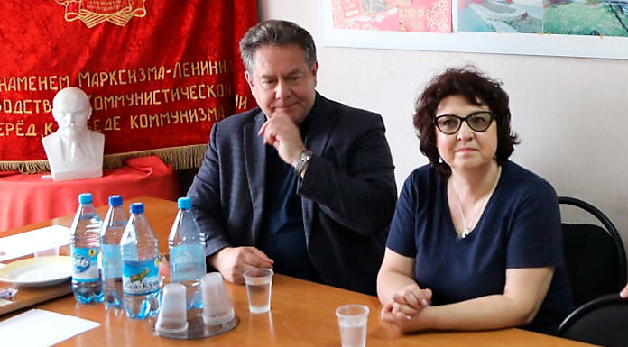    Анжелика Глазкова с Николаем Платошкиным. Источник фото: kprf.ru