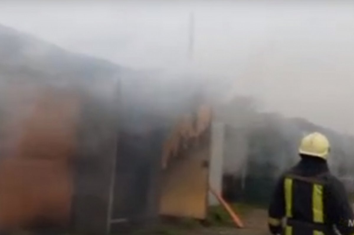    На площади 800 квадратных метров загорелись гаражи в Иркутске