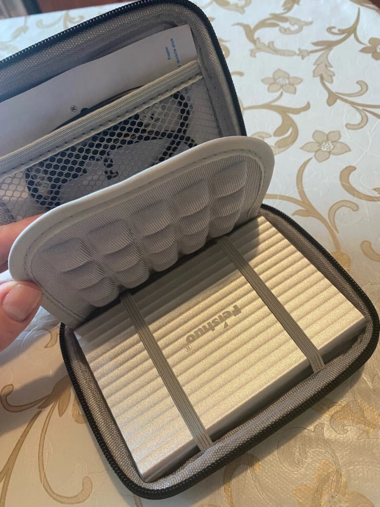    В комплекте с накопителем вы получите вот такой кейс для хранения и переноски