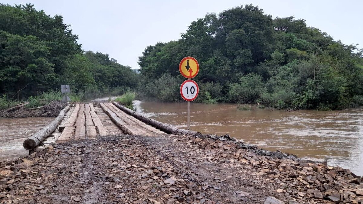     В результате проливного дождя, который длился в течение 3,5 часов, произошел резкий подъем уровня воды в реке Левый Подхоренок, вызвавший подтопление территории поселка Шумный в Вяземском районе.