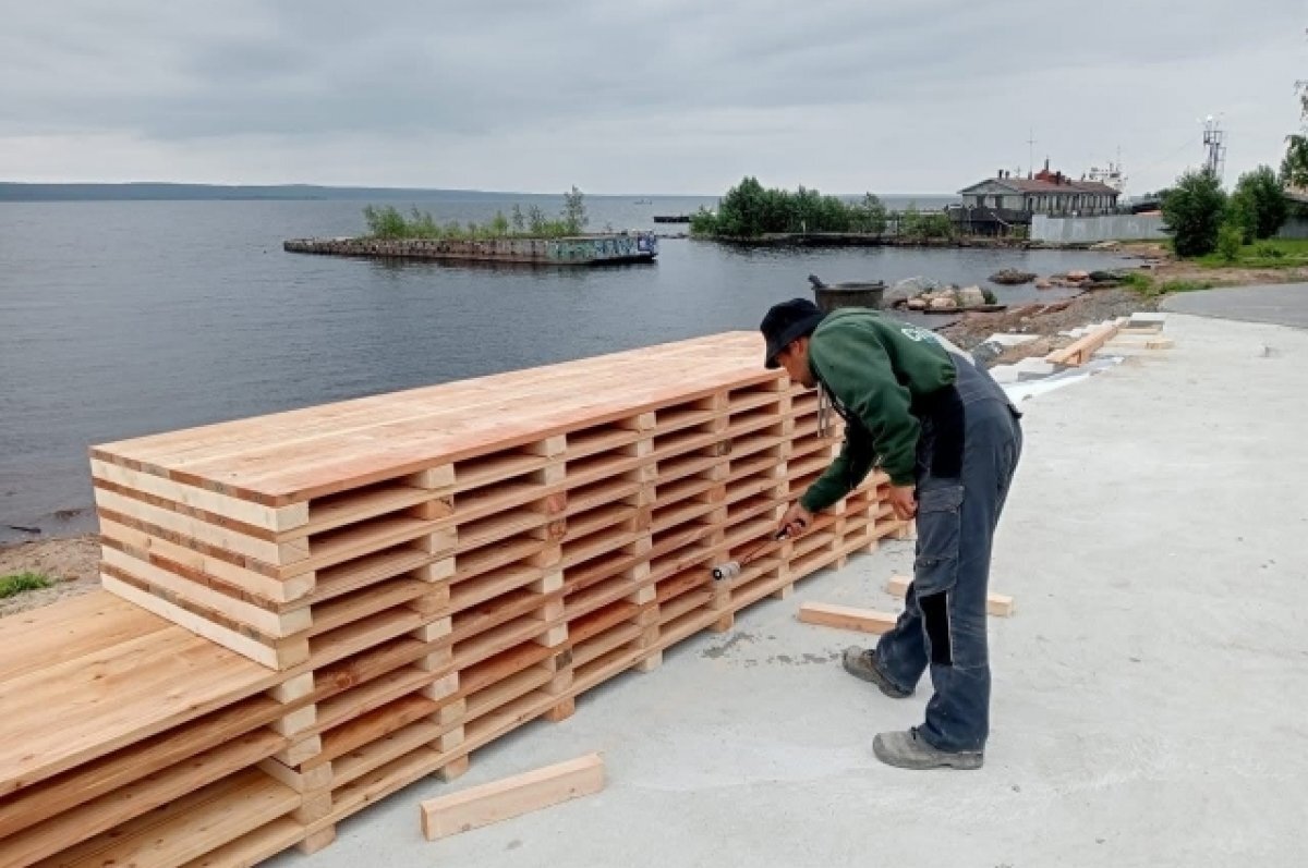    Первую в Петрозаводске деревянную набережную наполовину уложили в городе