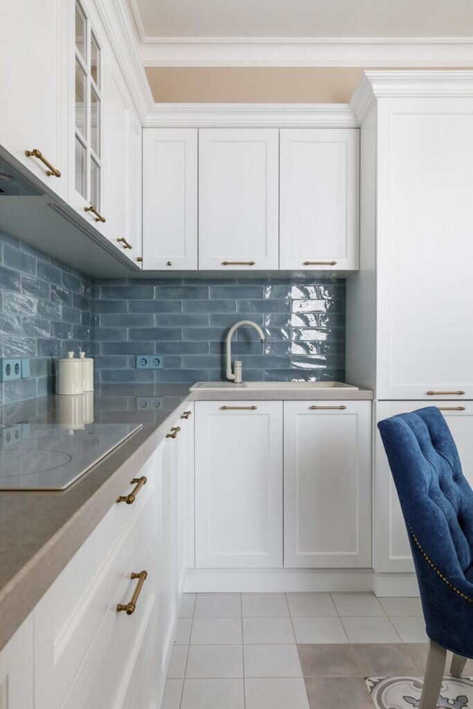 Молодая женщина приобрела эту квартиру в Краснодаре для своей мамы — женщины средних лет с изысканными вкусами. Воплотить их в жизнь взялась местная студия дизайна интерьеров — BonTon.-14