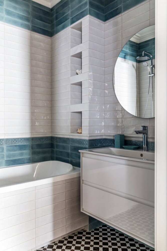 Молодая женщина приобрела эту квартиру в Краснодаре для своей мамы — женщины средних лет с изысканными вкусами. Воплотить их в жизнь взялась местная студия дизайна интерьеров — BonTon.-24