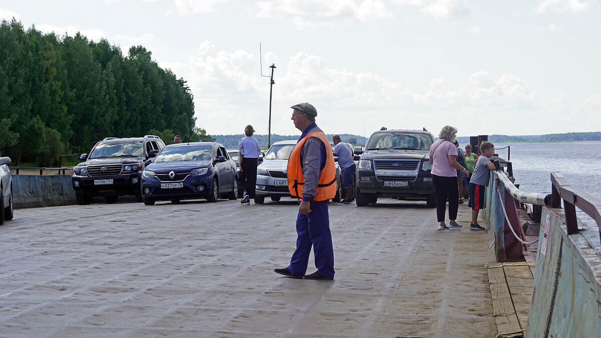 Паром курсирует раз в час. Переправа займёт около 10 минут.