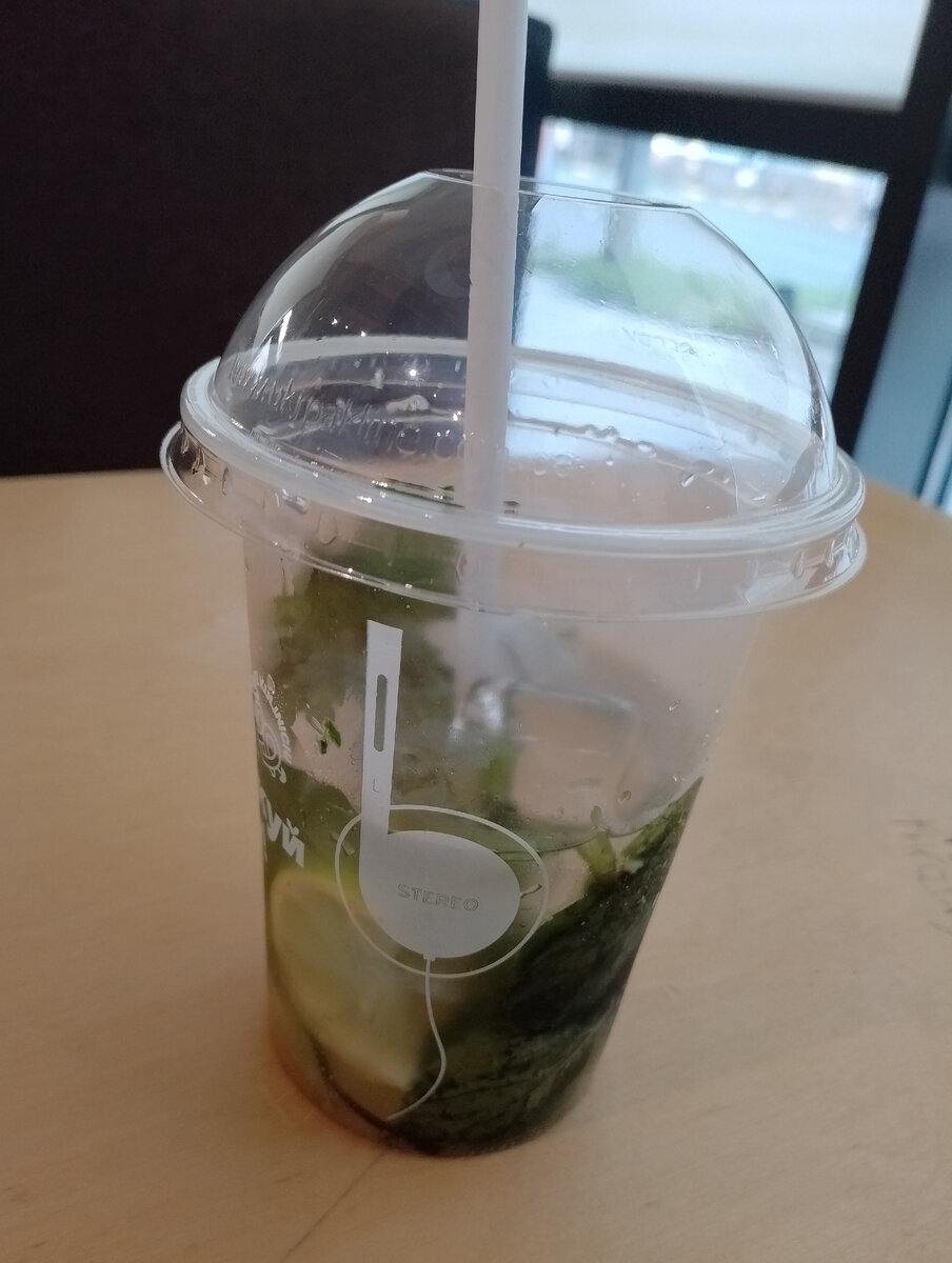 Вышла прогуляться, пишу статью в маленьком кафе, заказала безалкогольный мохито - вкууусныыый🤤 Фото из архива автора.