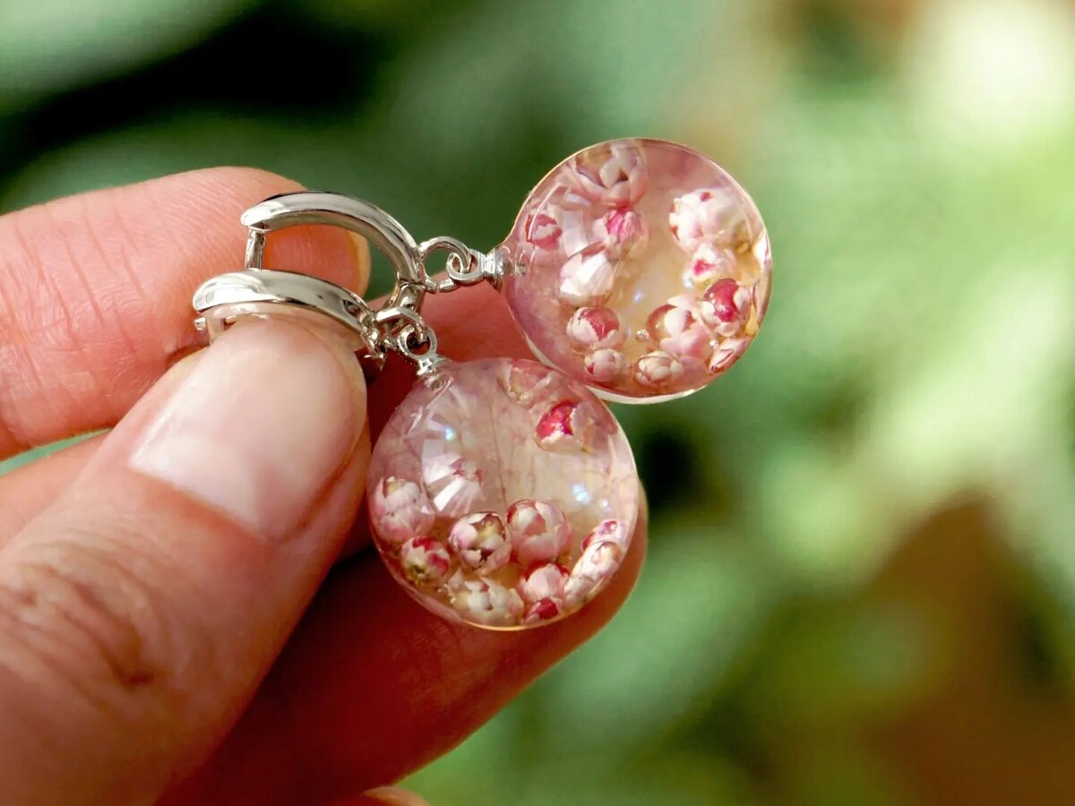 Серьги с лепестками Роз и Озатамнусом, фурнитура покрытая родием. 