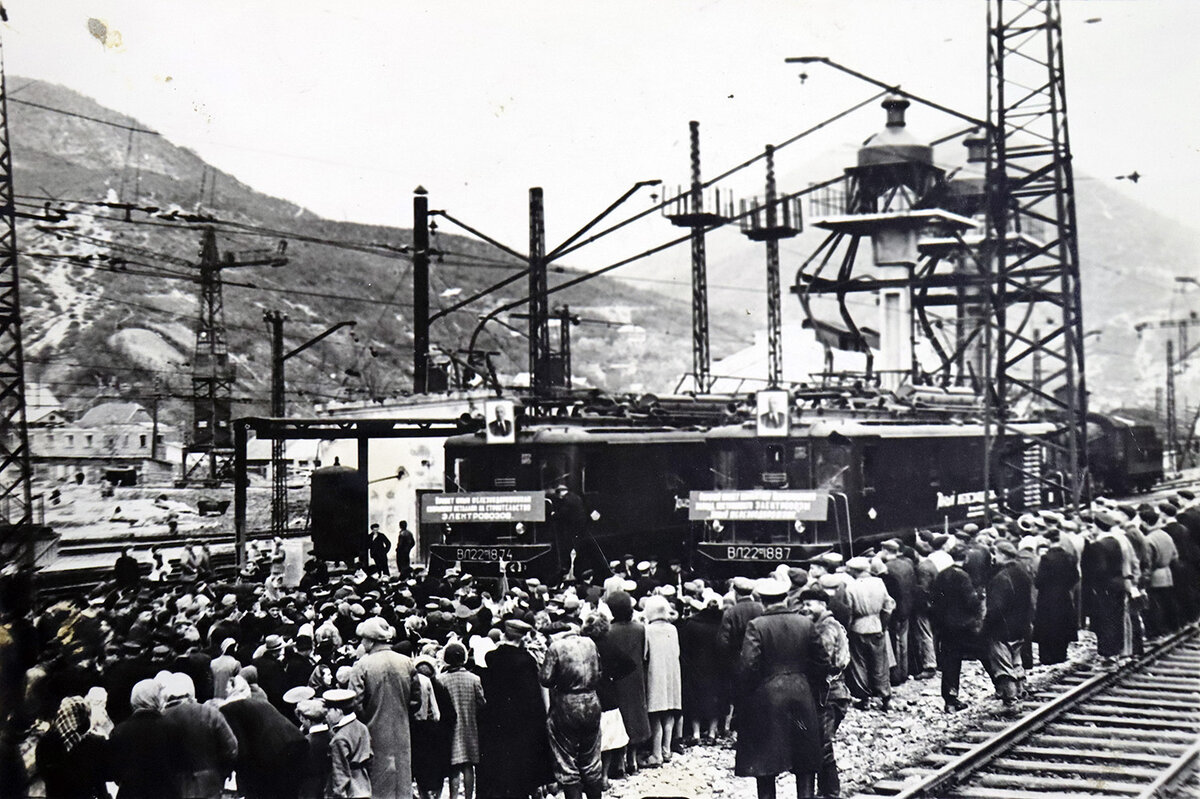 ВЛ22м-1874 и -1887 на торжественном митинге в депо Туапсе, 22.04.1958 г. Источник: goskatalog.ru, Туапсинский историко-краеведческий музей им. Н. Г. Полетаева.