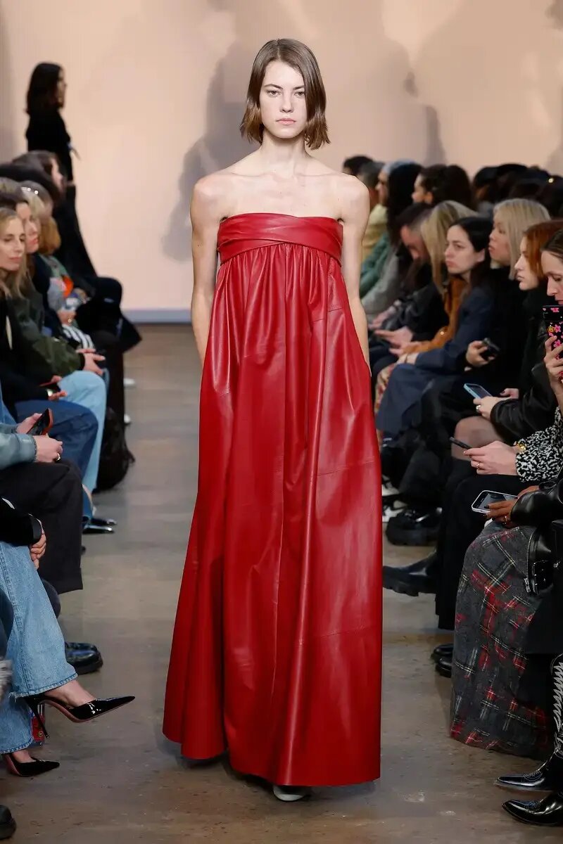 Красное платье от Proenza Schouler осень-зима 2023-2024