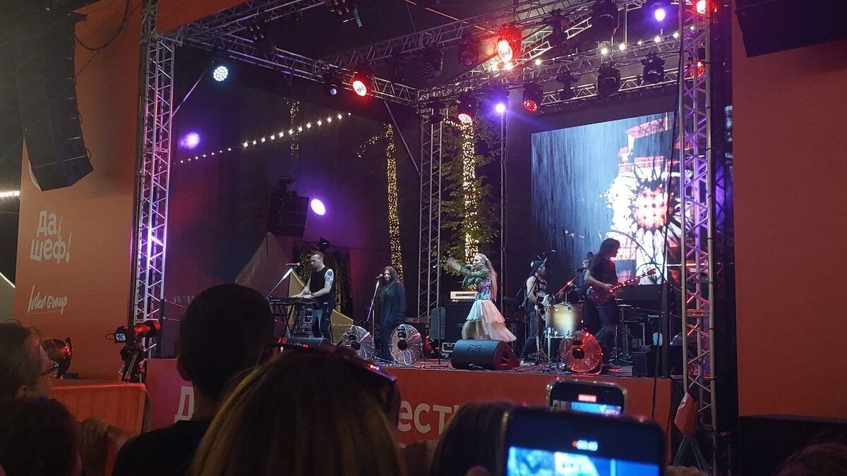     Певица Линда выступила в нижегородском парке «Швейцария» в воскресенье, 6 августа. Она дала концерт (12+) в рамках фестиваля «Да, шеф».