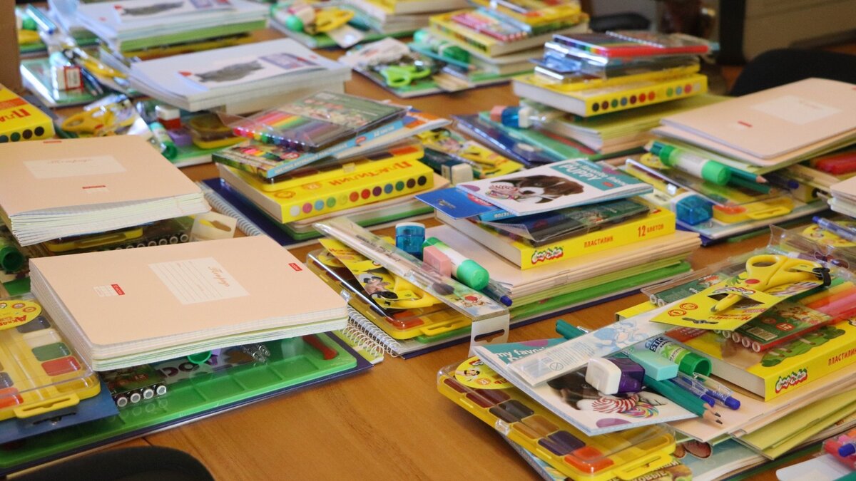     В рамках акции «Собери ребенка в школу», ежегодно организуемой «Единой Россией», учащиеся российских школ получают поддержку ко Дню знаний. В этом году уже 55 тысяч детей по всей стране получили рюкзаки со всем необходимым к 1 сентября.