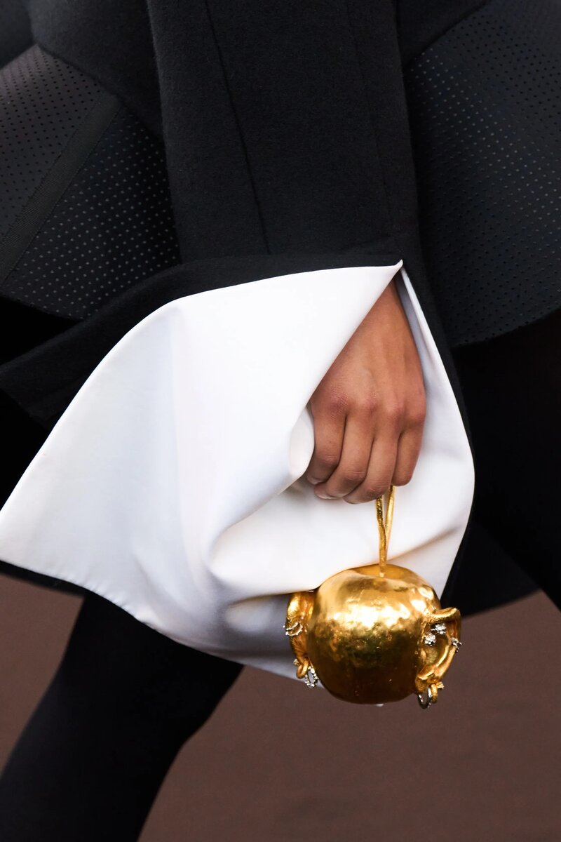 Яблоко с ушами Schiaparelli Haute Couture Fall 2023