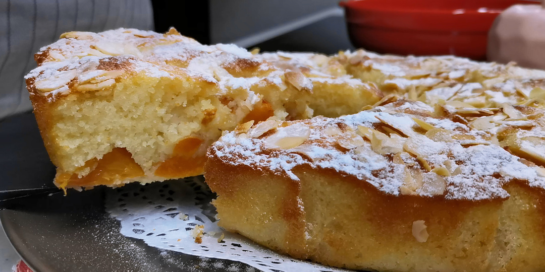 Аромат абрикосов на весь дом, а проще пирога не знаю, никакого взбивания, залила и в духовку. Всех соседей научила, пекут один за другим