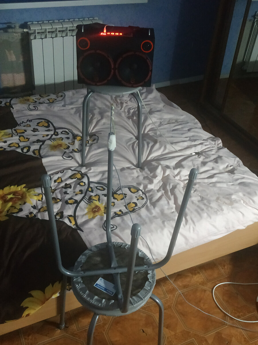 Центр комнаты. Расстояние 50см.