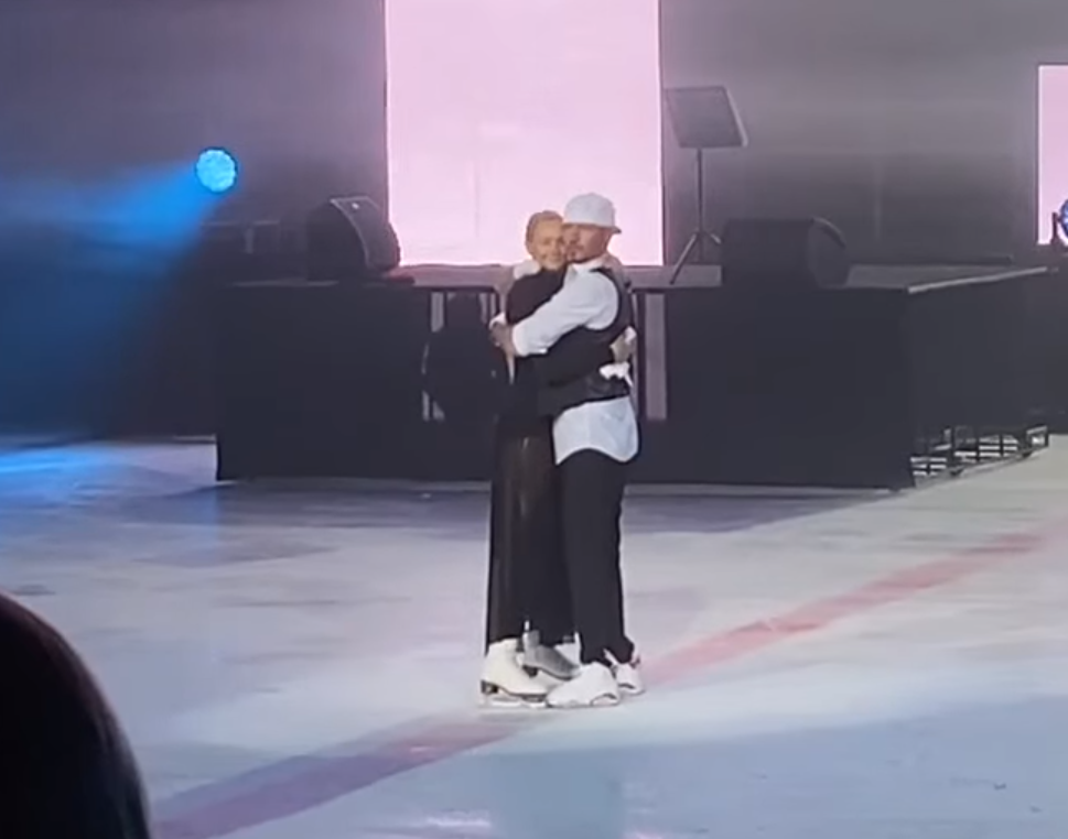 Костомаров и домнина. Костомаров с домниной после ампутации. Костомаров на льду после болезни. Картункова сценка детский сад. Костомаров на льду после.