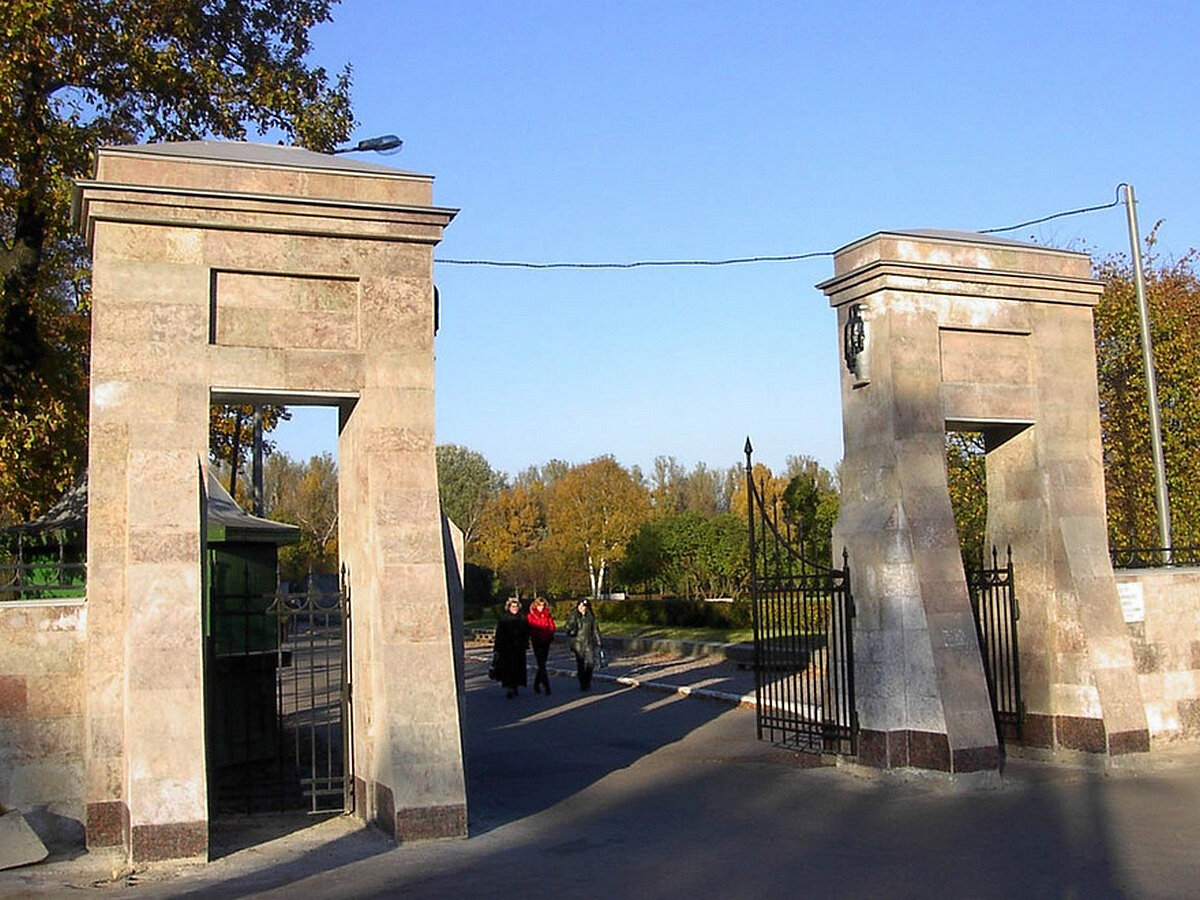 Памятные кладбища. Серафимовское кладбище мемориал блокады. Серафимовское мемориальное кладбище в Санкт-Петербурге. Серафимовское кладбище Питер. Серафимовское кладбище Санкт-Петербург могилы.