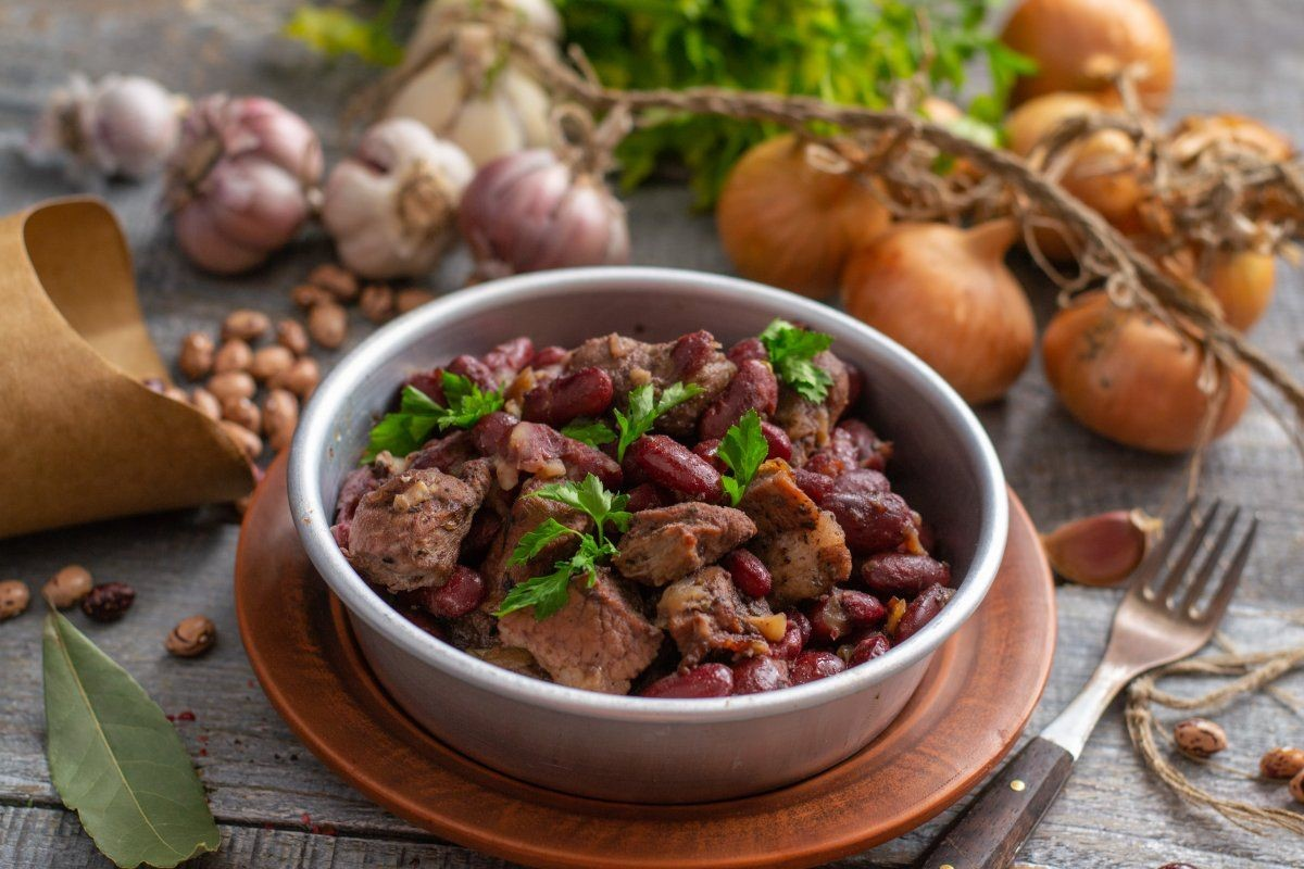 Мясо оленя тушеное с фасолью и овощами. Время приготовления: 90 минут. Количество порций: 5-6