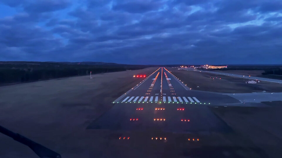     ВПП Международного аэропорта Красноярск (Емельяново, KJA) способна принимать без ограничений воздушные суда любого класса: здесь садились и Ан-225, и Boeing 787, и Ту-95МС