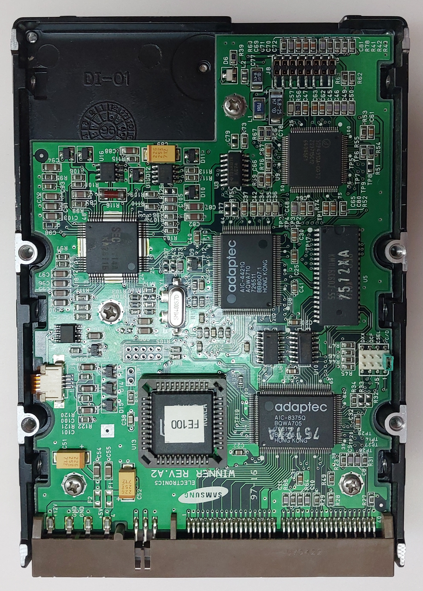 Жесткий диск IDE Samsung WN316025A. Вид со стороны контроллера.