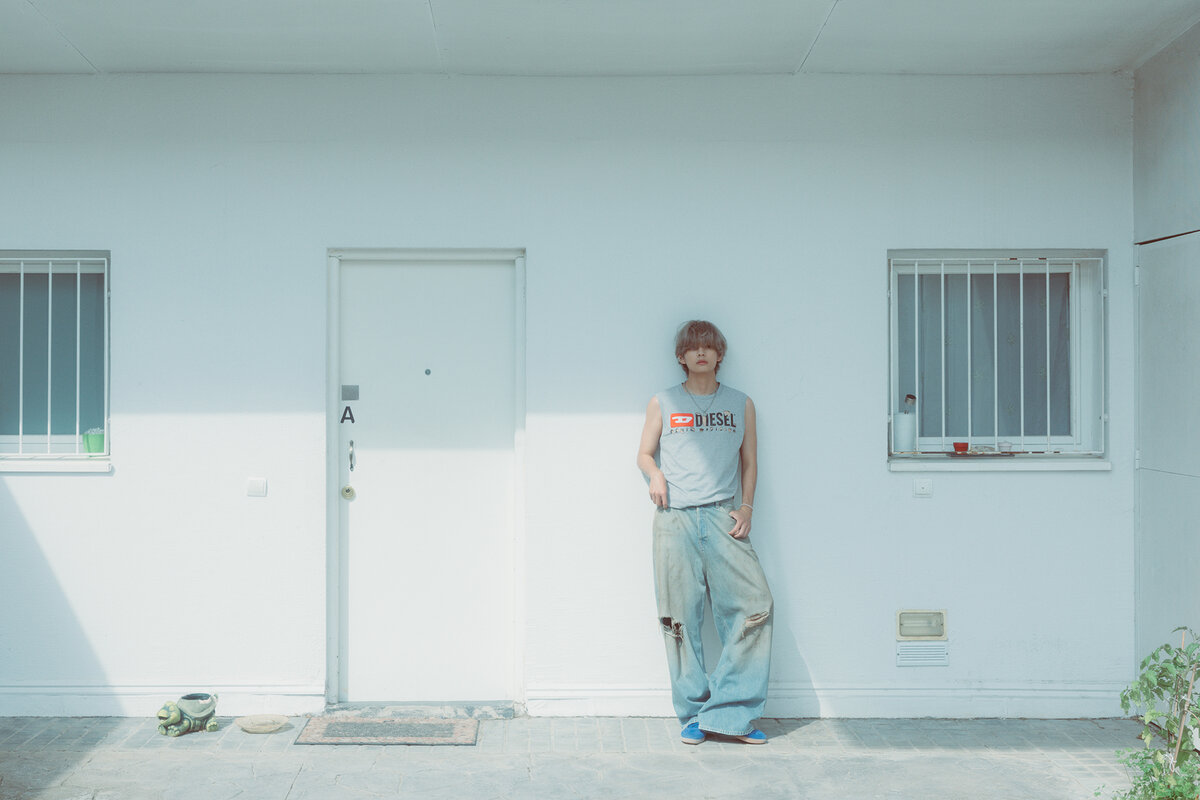 А она не приходила и не выходила к нему