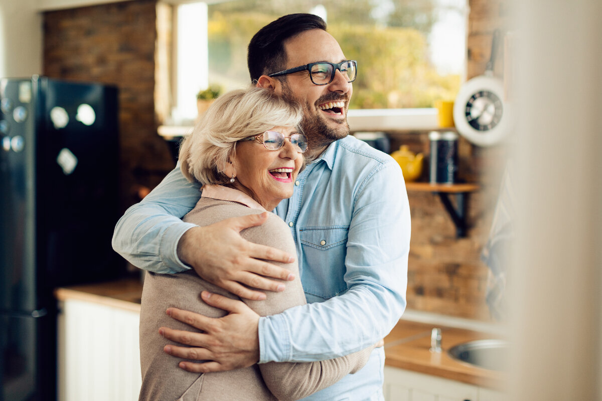 https://ru.freepik.com/free-photo/cheerful-senior-woman-embracing-her-mid-adult-son-who-came-to-visit-her-at-home_25777353.htm#query=%D0%92%D0%B7%D1%80%D0%BE%D1%81%D0%BB%D1%8B%D0%B9%20%D1%81%D1%8B%D0%BD%20%D0%B8%20%D0%BC%D0%B0%D1%82%D1%8C&position=9&from_view=search&track=ais