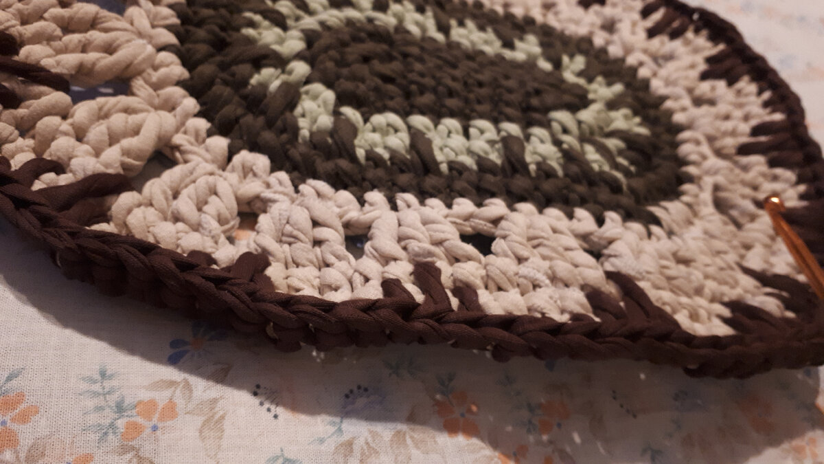 Этот край - длинный, пока что чуть, на 1 см загибается вверху