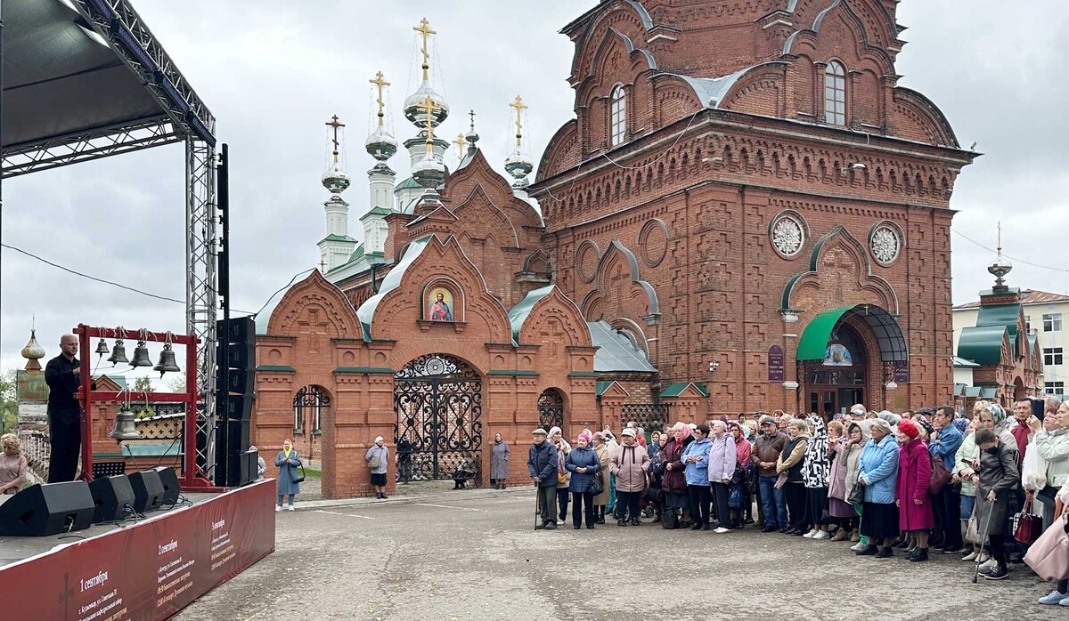 Колокольный звон от Владимира Петровского наполнил всю площадь и сердца слушателей волшебным звучанием