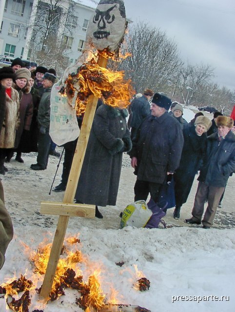 На фото: все минувшие годы простые люди с удовольствием смотрели как на митингах ясным пламенем горели чучела российских олигархов. Псковичи - не исключение