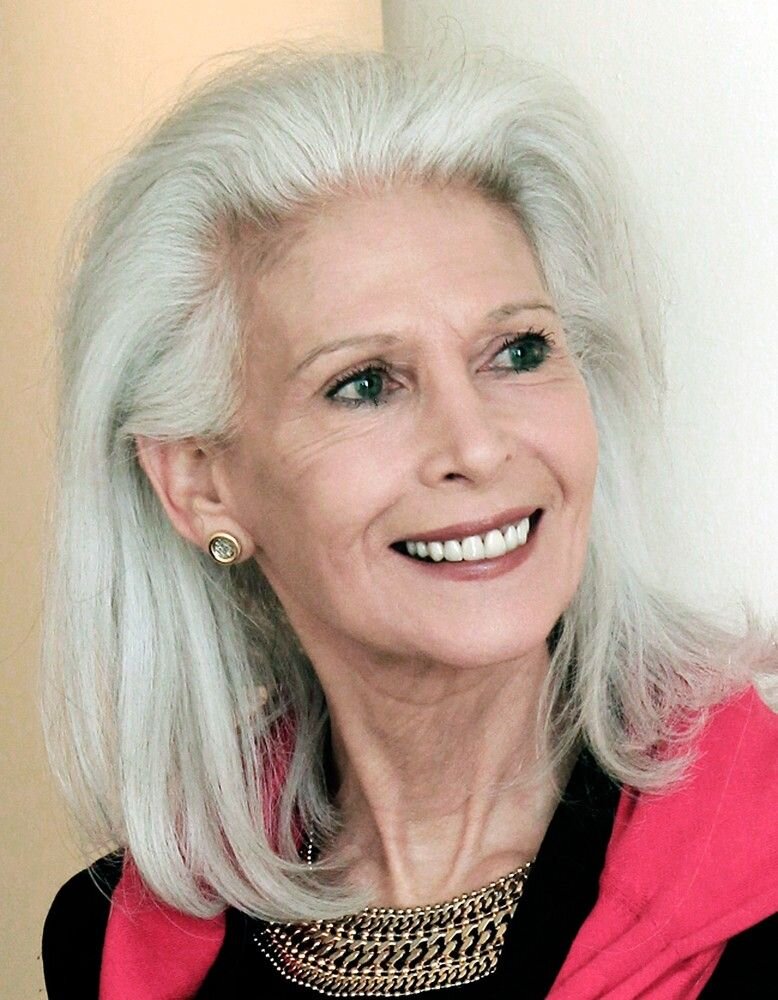 старый довольная. бабушка думает. красивые женщины за 60 фото. Grandma betty. прически для пожилых женщин.