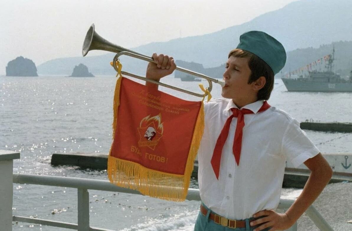 Вероятно, раньше так будили в пионерских лагерях. Мы решили тоже использоваться "горн".