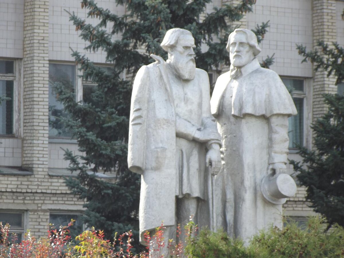 Мценск чернь. Памятник толстому и Тургеневу в Тульской области. Чернь памятник толстому и Тургеневу. Чернь Тульская область памятник Тургеневу. Памятник Тургеневу и толстому в черни Тульской области.