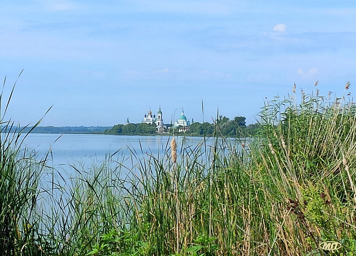 Вид на Спасо-Яковлевский Дмитриев монастырь с берега озера Неро