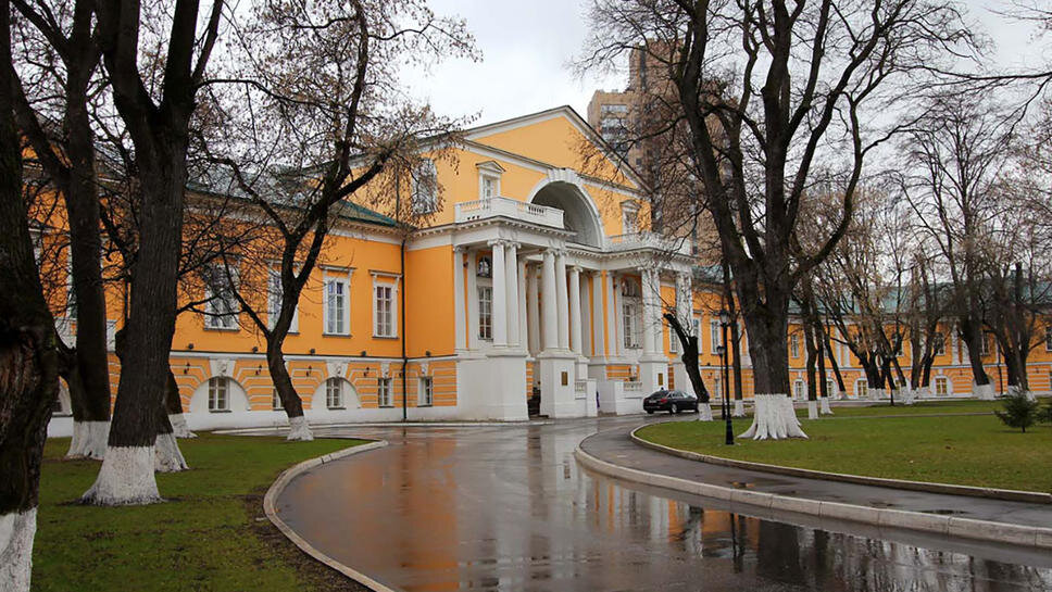Парадный фасад особняка