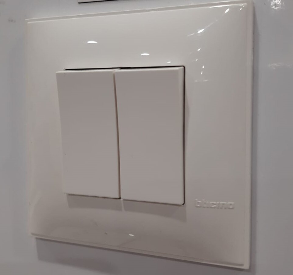 Двухклавишный выключатель серии CLASSIA.