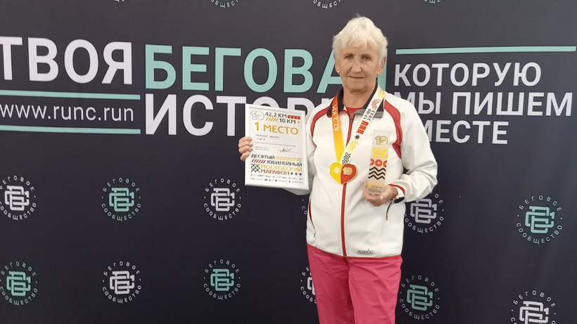    Награда почетного жителя города Реутов Людмилы Колобановой за выигрыш Московского марафона ©Пресс-служба главы г.о. Реутов Станислава Каторова.