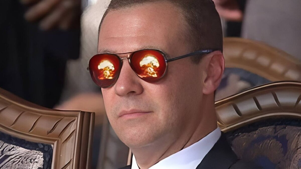     Зампред Совбеза Дмитрий Медведев (на фото) в посте на своем Telegram-канале заявил о готовности России к прямому конфликту с НАТО. По его мнению, у РФ остается все меньше возможностей не допустить этого, а сам конфликт приведет к «гораздо большими издержками для человечества, чем в 1945-м» году.