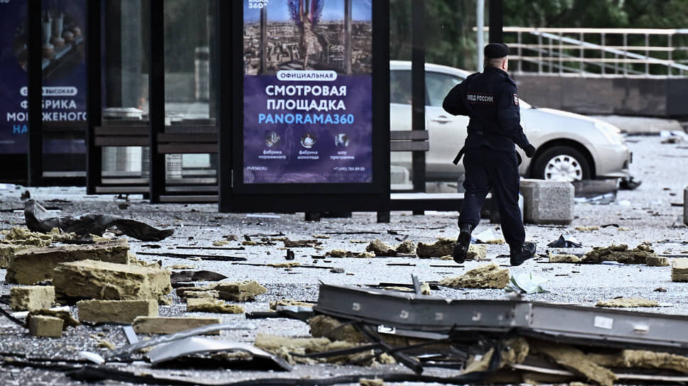 Фото: Иван Водопьянов / Коммерсантъ📷Чтобы ликвидировать все последствия падения БПЛА в «Москва-Сити», понадобилось несколько часов