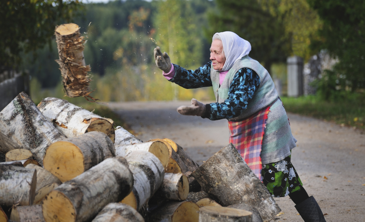 Многим людям в возрасте приходится каждый день топить печку из-за отсутствия газа