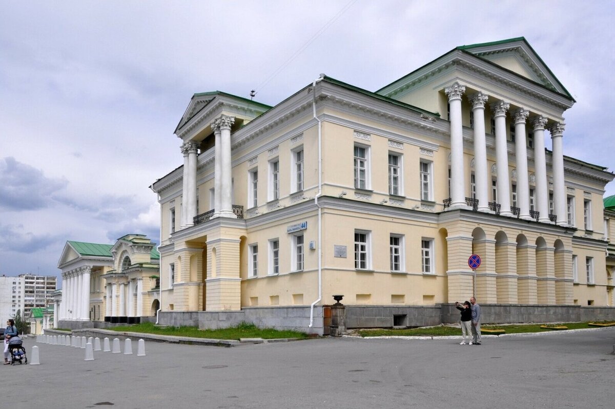 Я не знаю, где встретиться нам придëтся с тобой. Глобус крутится-вертится, словно шар голубой. 