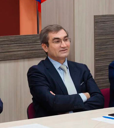 
Лилиан Дарий выслушивает претензии от представителей диаспоры в Ярославле