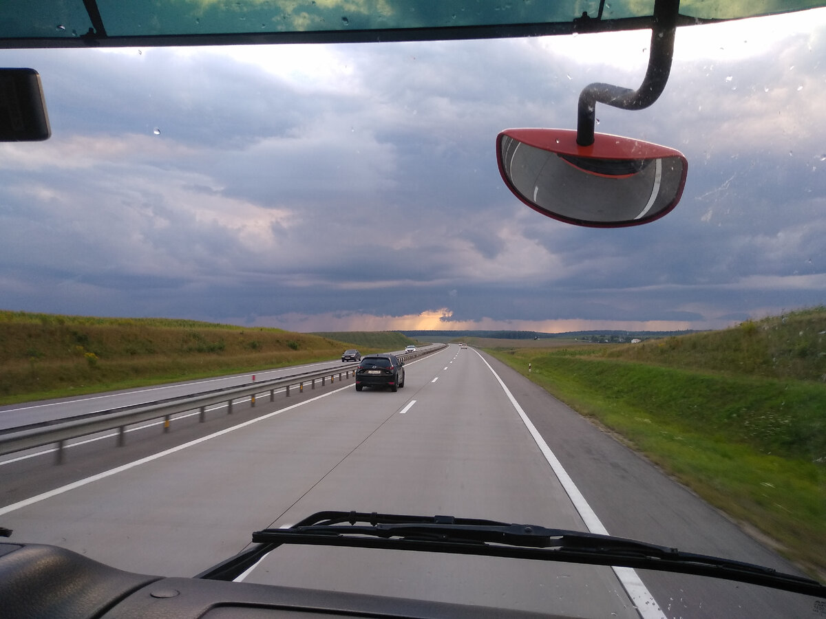 Мне очень понравились просторные поля в Беларуси, в России больше лесов по бокам от дороги